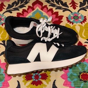 Womens Black New Balance 327 size 9.5 shoes
